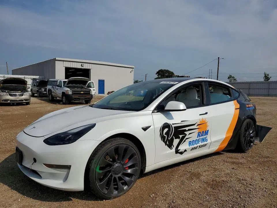 5YJ3E1EC5PF464579 — 2023 Tesla Model 3, Задняя часть, фото до ремонта