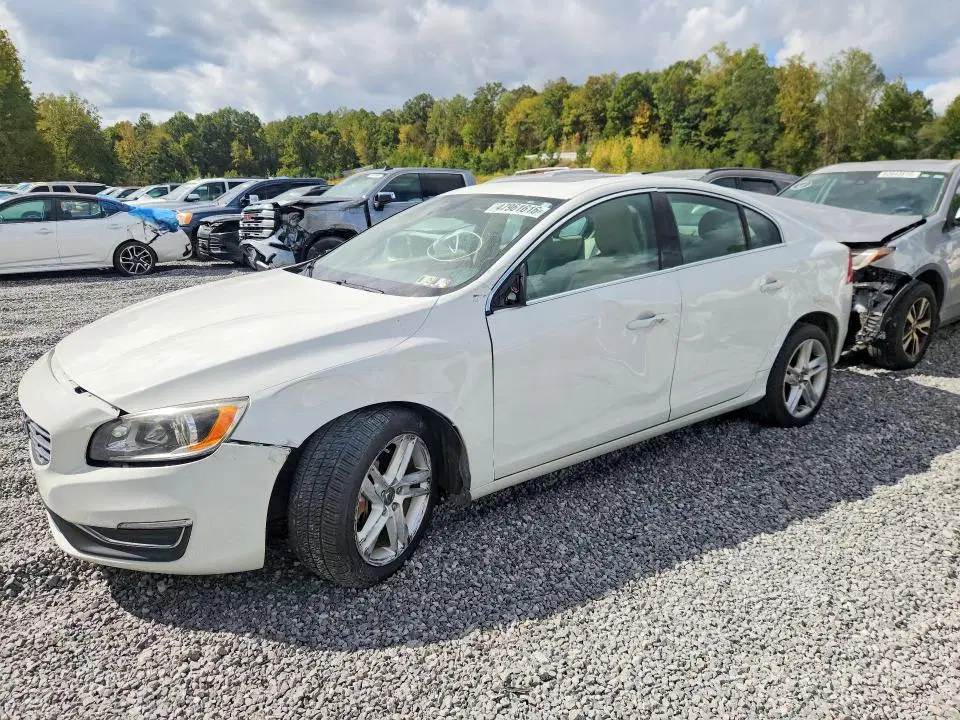 YV1612TB4F1309791 — 2015 Volvo S60, передняя часть, фото до ремонта