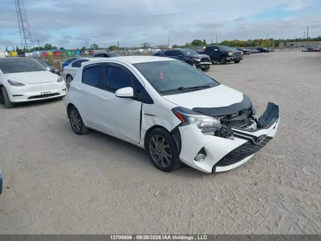 VNKKTUD35FA052343 — 2015 Toyota Yaris, Передняя часть, фото до ремонта