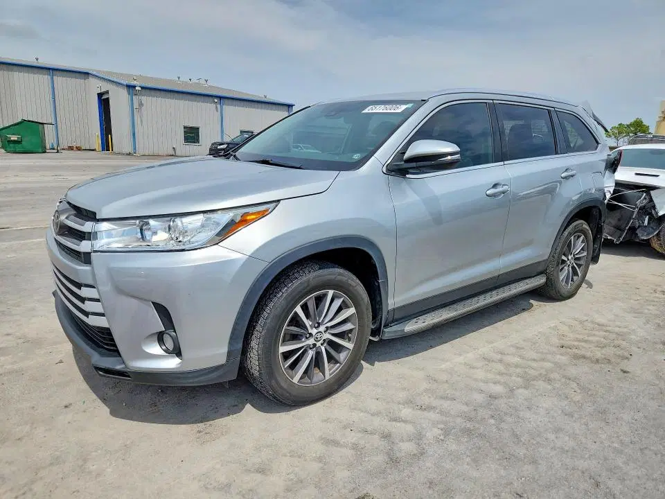 5TDKZRFH2KS565138 — 2019 Toyota Highlander, Задняя часть, фото до ремонта