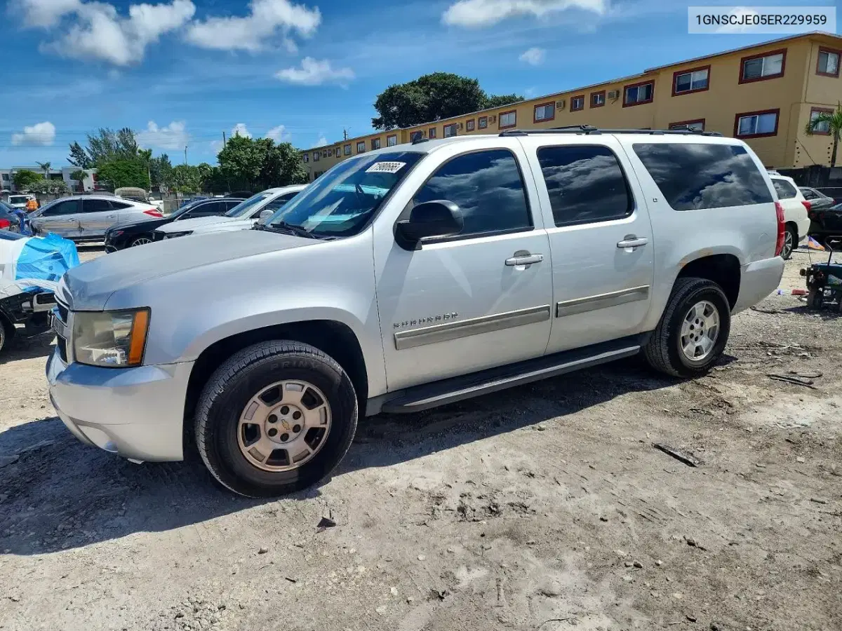 1GNSCJE05ER229959 — 2014 Chevrolet Suburban, передняя часть, фото до ремонта
