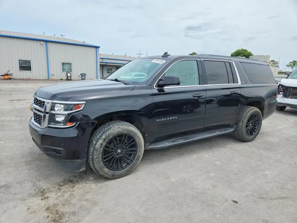 1GNSCHKC9HR305727 — 2017 Chevrolet Suburban, Град, фото до ремонта