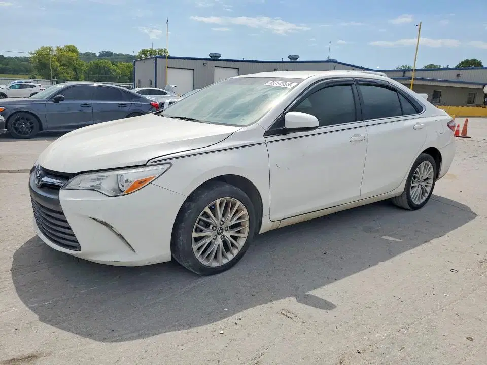4T1BF1FK8FU886927 — 2015 Toyota Camry, Мелкие вмятины и царапины, фото до ремонта