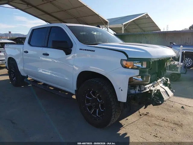 1GCPYBEK0MZ261093 — 2021 Chevrolet Silverado 1500 4WD Short Bed Custom, Передняя часть слева (Left Front), фото до ремонта