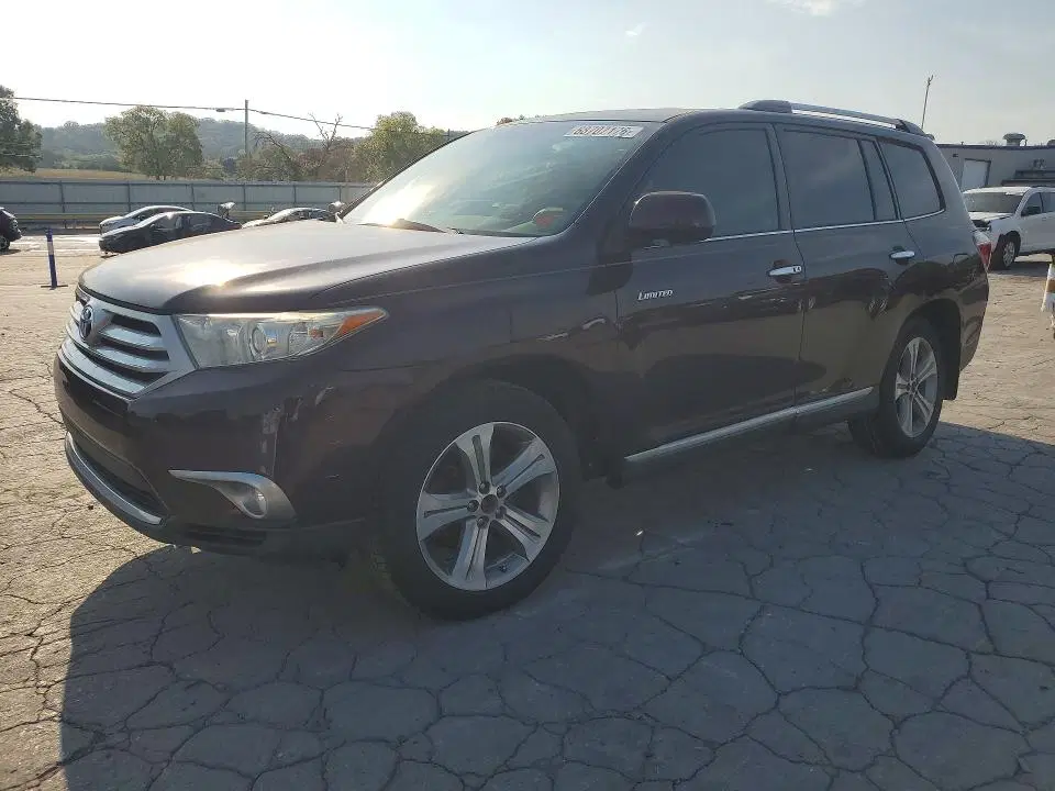 5TDYK3EH0DS109736 — 2013 Toyota Highlander, задняя часть, фото до ремонта