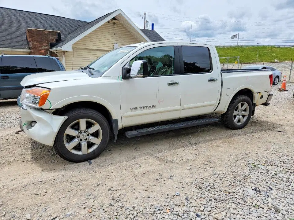 1N6AA0EC7CN303706 — 2012 Nissan Titan, передняя часть, фото до ремонта