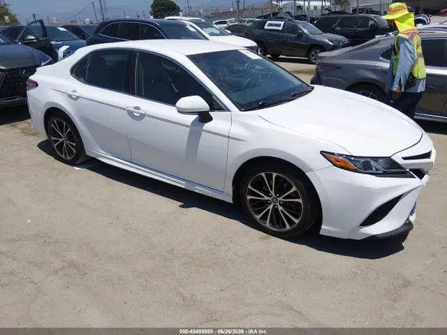 4T1B11HK0JU068340 — 2018 Toyota Camry SE, Left Front, фото до ремонта