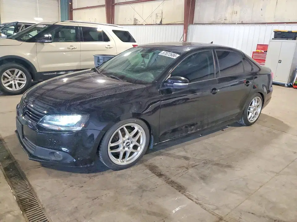 3VW3L7AJ4BM112995 — 2011 Volkswagen Jetta, Град, фото до ремонта