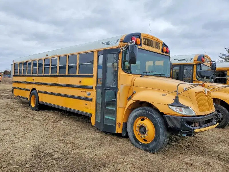 4DRBUSKN5DB199201 — 2013 IC Bus CE Series School, Мелкие вмятины и царапины, фото до ремонта