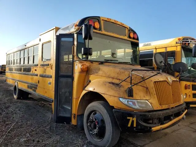 4DRBUSKNXDB303410 — 2013 IC Bus CE Series School, Мелкие вмятины и царапины, фото до ремонта