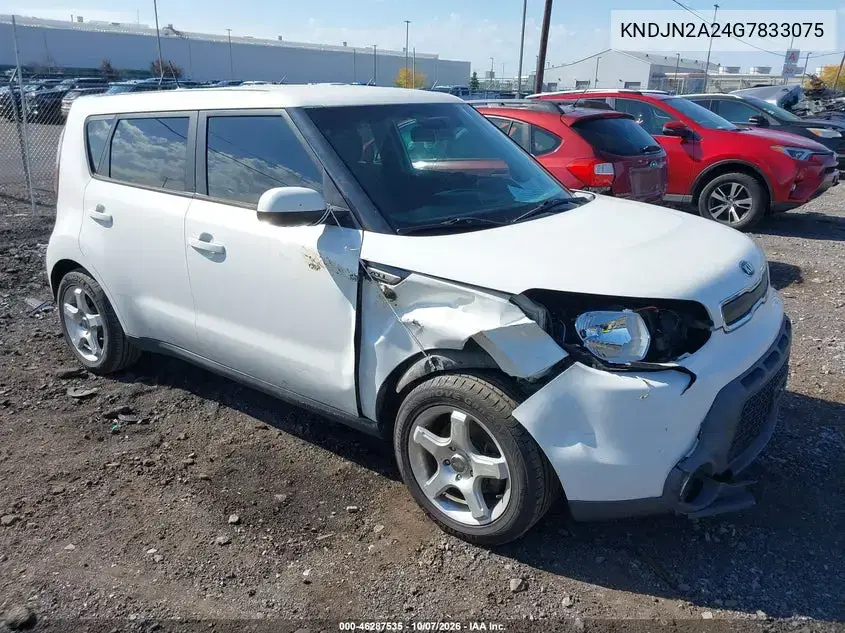 KNDJN2A24G7833075 — 2016 Kia Soul, Спереди справа, фото до ремонта
