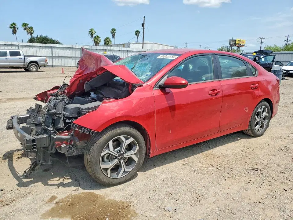 3KPF24AD6ME359427 — 2021 Kia Forte, передняя часть, фото до ремонта