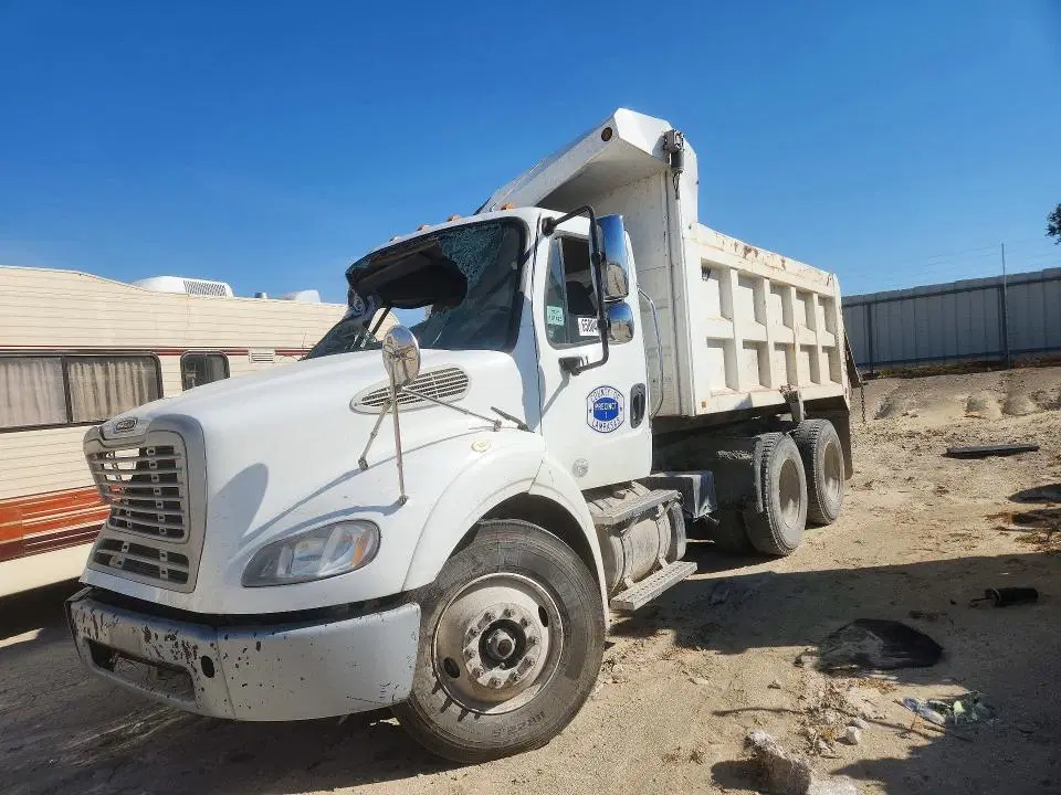 1FVHC5DV7FHGS1105 — 2015 Freightliner M2, Боковая часть (Side), фото до ремонта
