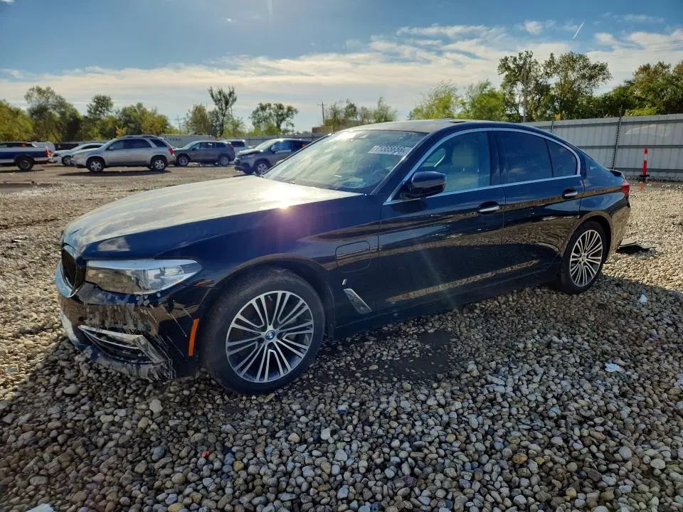 WBAJB1C50JB083850 — 2018 BMW 530XE, Мелкие вмятины и царапины, фото до ремонта