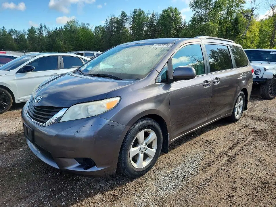5TDKK3DC0BS007099 — 2011 Toyota Sienna, MINOR DENT/SCRATCHES, фото до ремонта