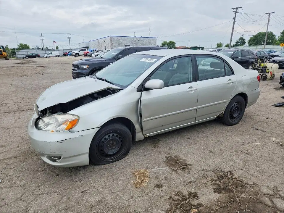 JTDBR32E742019213 — 2004 Toyota Corolla, Передняя часть, фото до ремонта