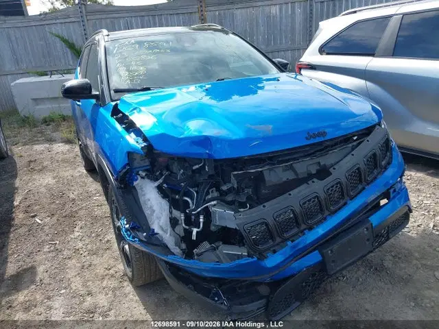 3C4NJDFN4PT553826 — 2023 Jeep Compass Altitude, Передняя часть (Front), фото до ремонта