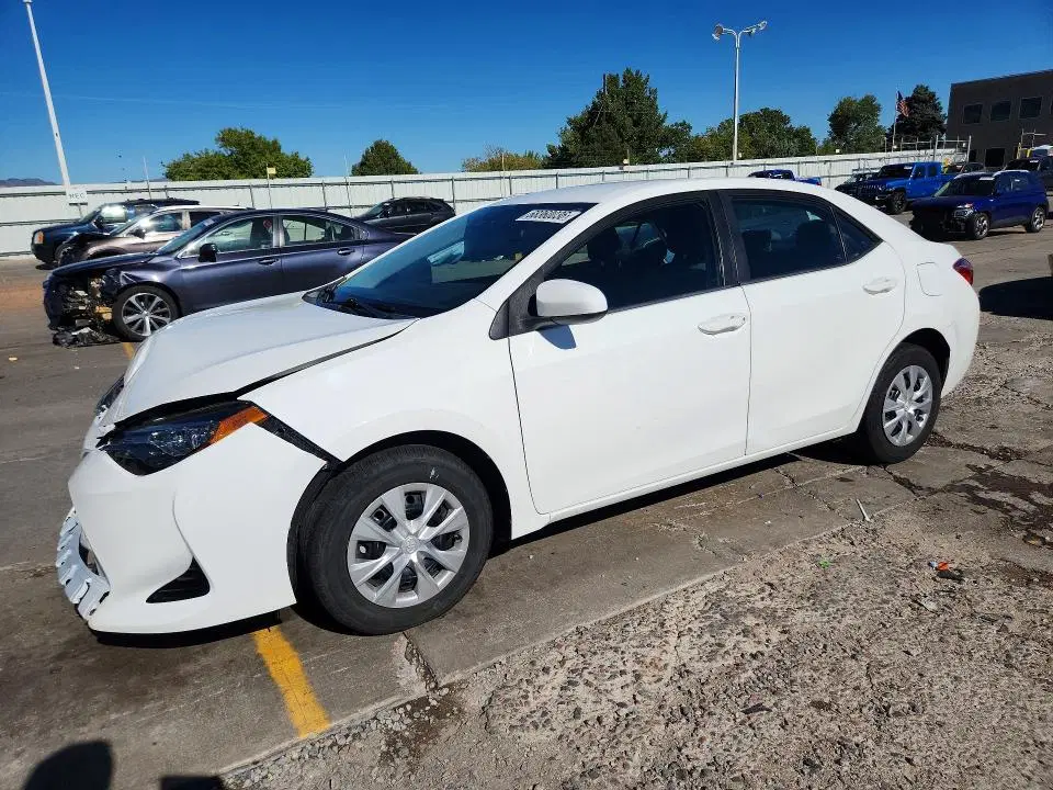 5YFBURHE3JP790211 — 2018 Toyota Corolla, Передняя часть, фото до ремонта