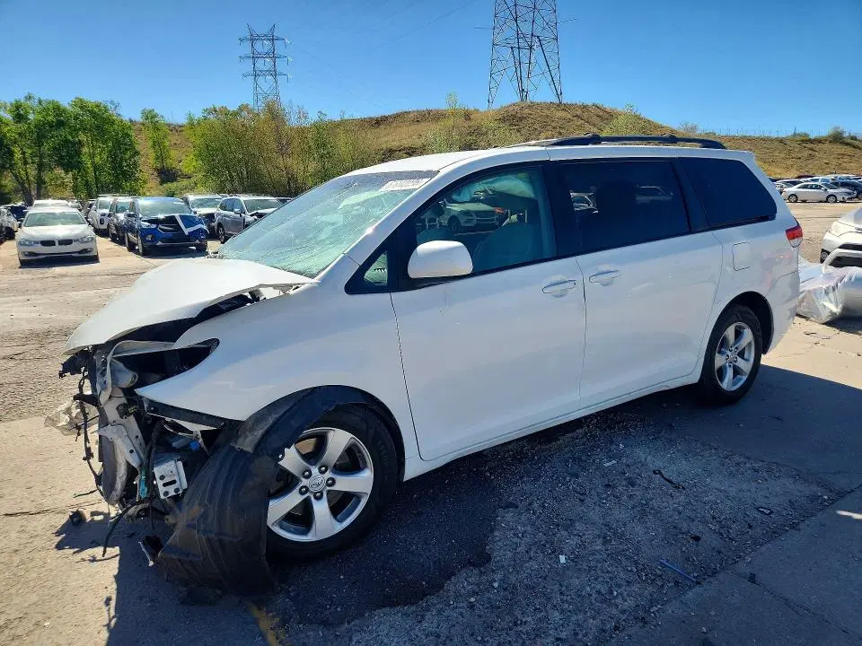 5TDKK3DC9BS070847 — 2011 Toyota Sienna, Передняя часть (Front End), фото до ремонта