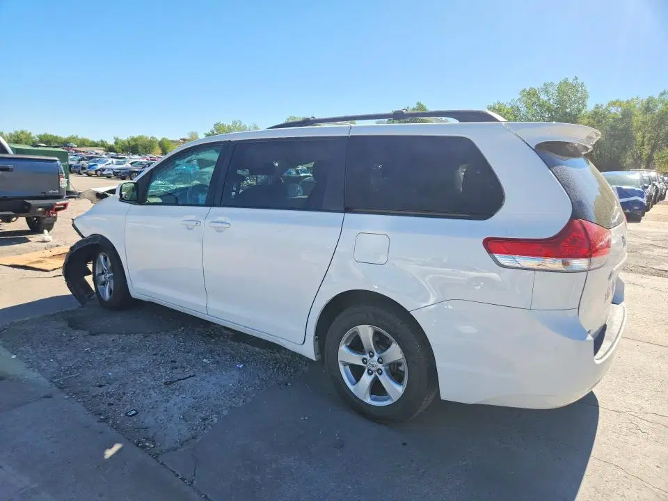 2011 TOYOTA SIENNA VIN 5TDKK3DC9BS070847 фото 2
