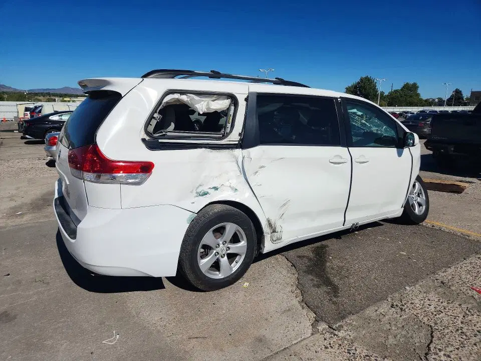 2011 TOYOTA SIENNA VIN 5TDKK3DC9BS070847 фото 3