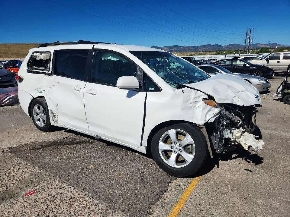2011 TOYOTA SIENNA VIN 5TDKK3DC9BS070847 фото 4