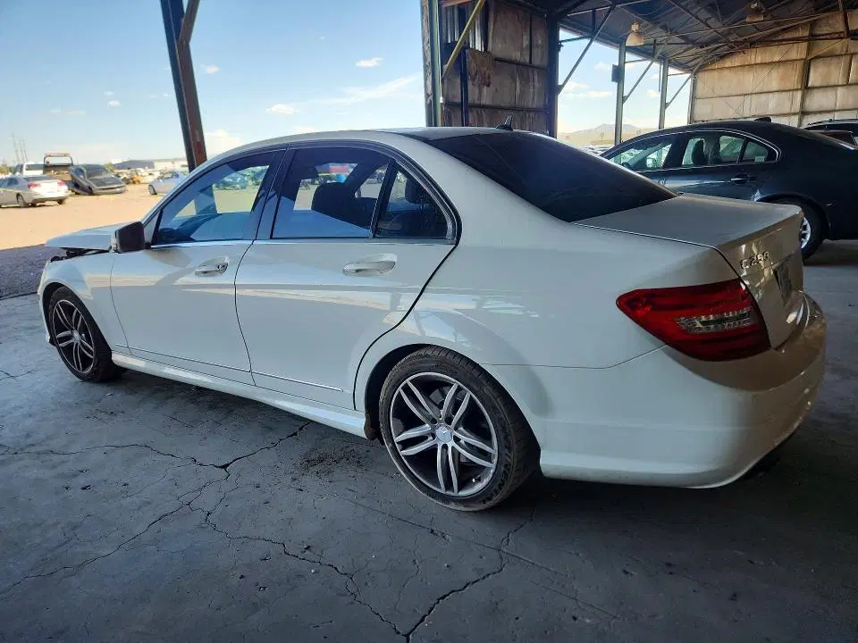 2014 Mercedes-Benz C VIN WDDGF4HBXER304276 фото 2