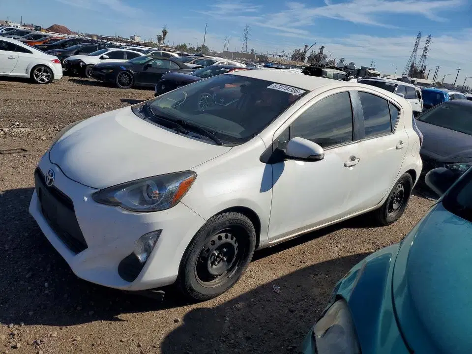 JTDKDTB33G1128792 — 2016 Toyota Prius C, Мелкие вмятины и царапины, фото до ремонта