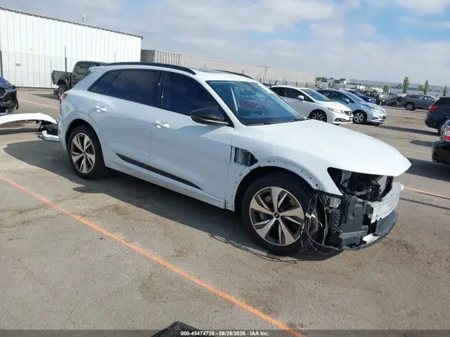 WA15AAGE7RB035382 — 2024 Audi Q8 E-Tron Premium Plus Quattro, Передняя часть (Front End), фото до ремонта