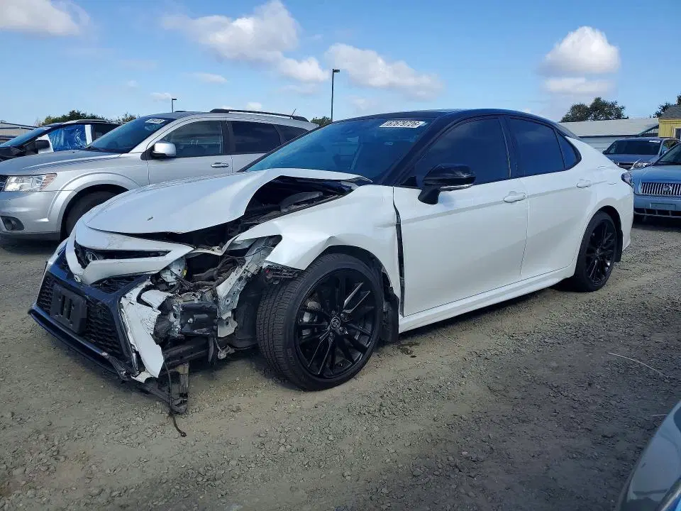 4T1KZ1AK8MU053222 — 2021 Toyota Camry, Передняя часть (Front End), фото до ремонта