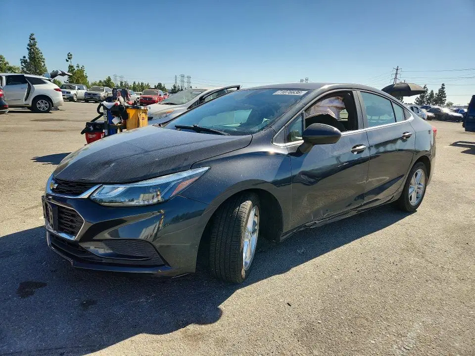 1G1BE5SM7J7192820 — 2018 Chevrolet Cruze, Боковая часть (Side), фото до ремонта