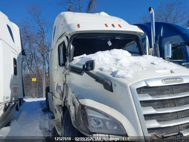 3AKJHHDR3JSJS4152 — 2018 Freightliner Cascadia 126, Roll Over, фото до ремонта