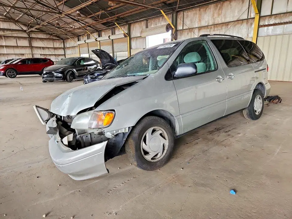 4T3ZF13C83U520514 — 2003 Toyota Sienna, Передняя часть (Front End), фото до ремонта