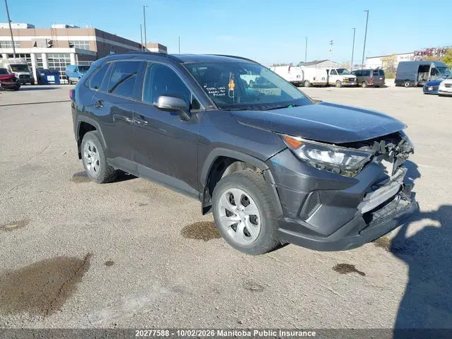 2T3Z1RFV3MC120602 — 2021 Toyota RAV4 LE, Передняя часть, фото до ремонта