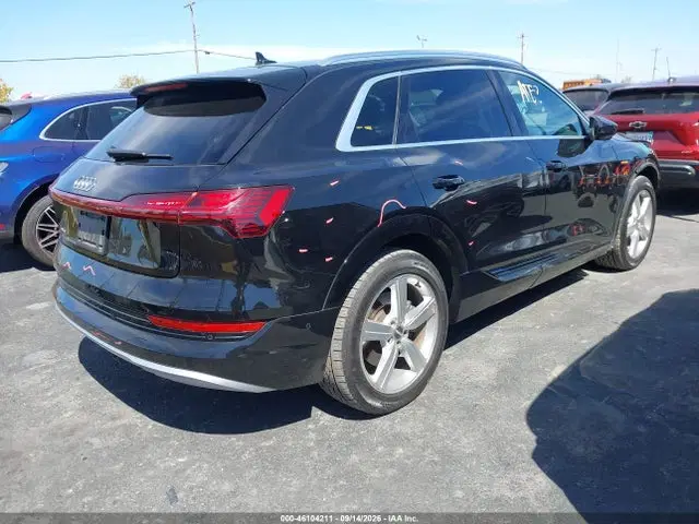2019 Audi E-tron Premium Plus VIN WA1LABGE1KB018144 фото 4