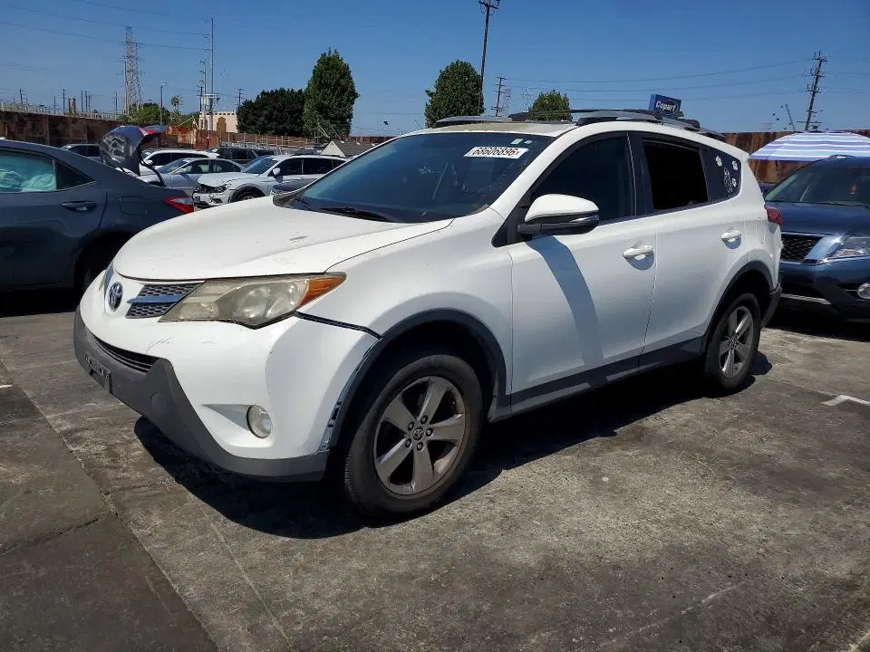 2T3WFREV3FW159469 — 2015 Toyota RAV4, Задняя часть, фото до ремонта
