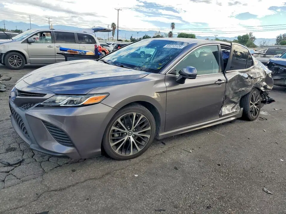 4T1B11HK8JU647057 — 2018 Toyota Camry, Боковая часть (Side), фото до ремонта