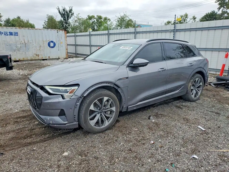 WA1LABGE3MB018780 — 2021 Audi E-TRON, передняя часть, фото до ремонта
