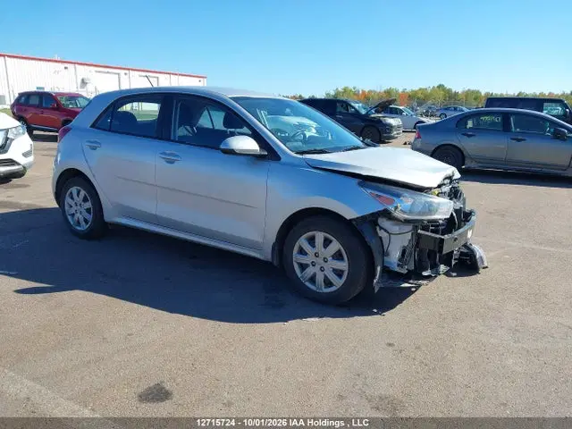 3KPA25ADXPE586026 — 2023 Kia Rio LX Premium/lx+, Передняя часть (Front), фото до ремонта