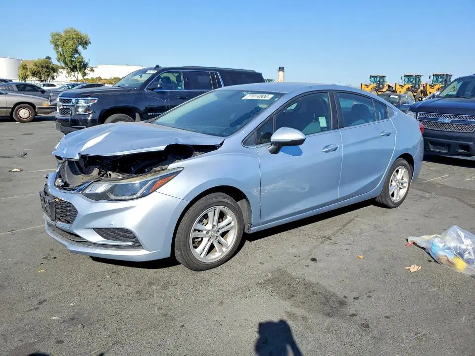 1G1BE5SM9J7183486 — 2018 Chevrolet Cruze, Передняя часть, фото до ремонта