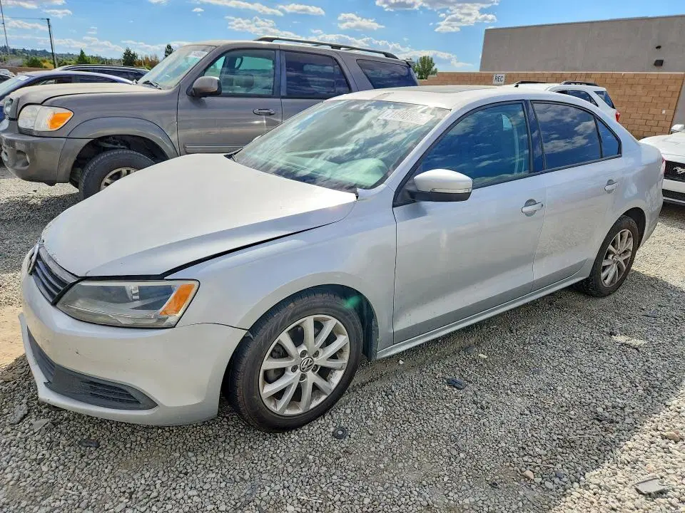 3VWDP7AJ1CM424377 — 2012 Volkswagen Jetta, Передняя часть (Front End), фото до ремонта