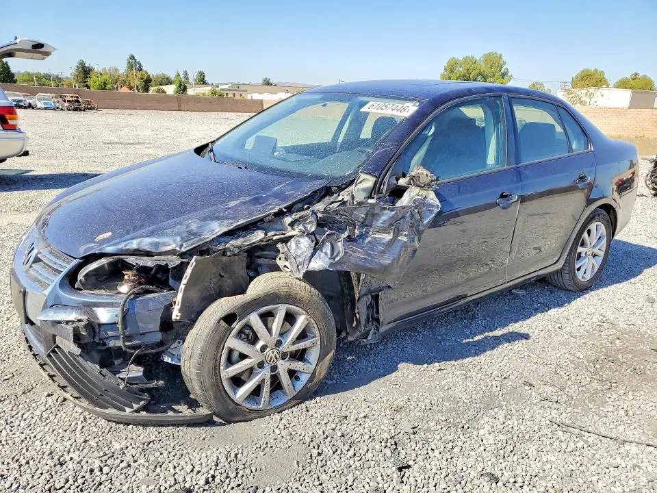 3VWRZ7AJ0AM124438 — 2010 Volkswagen Jetta, Передняя часть (Front End), фото до ремонта