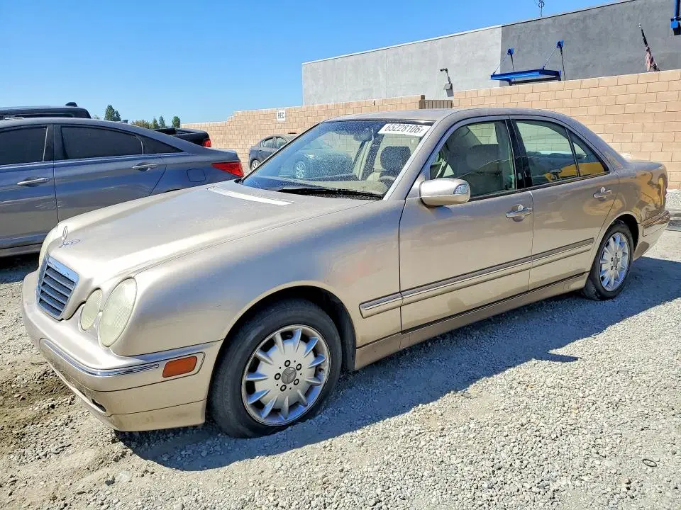 WDBJF65J1YB164220 — 2000 Mercedes-Benz E, Задняя часть (Rear End), фото до ремонта