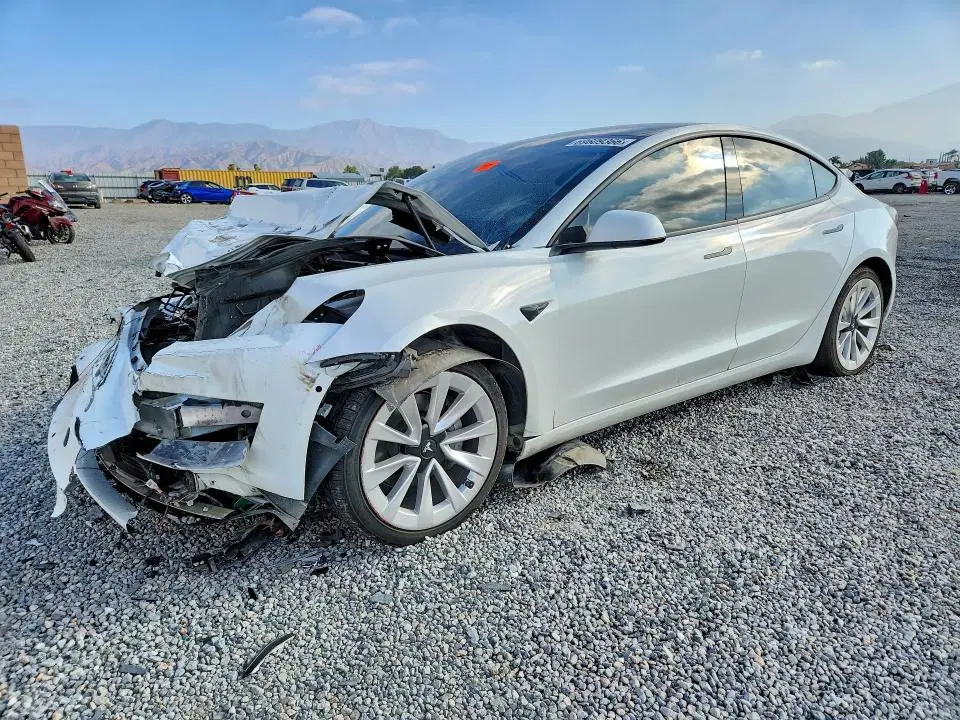 5YJ3E1EA1MF927599 — 2021 Tesla Model 3, Передняя часть (Front End), фото до ремонта