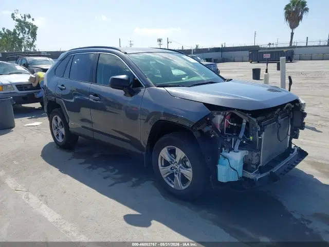 JTMLWRFV0ND137703 — 2022 Toyota RAV4 Hybrid LE, Передняя часть (Front & Rear), фото до ремонта