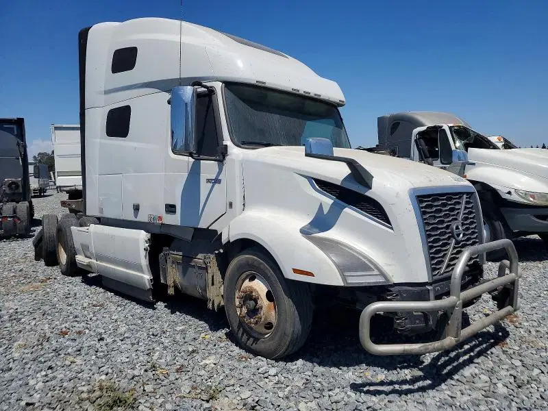 4V4NC9EJ1NN305993 — 2022 Volvo VN, Передняя часть (Front End), фото до ремонта