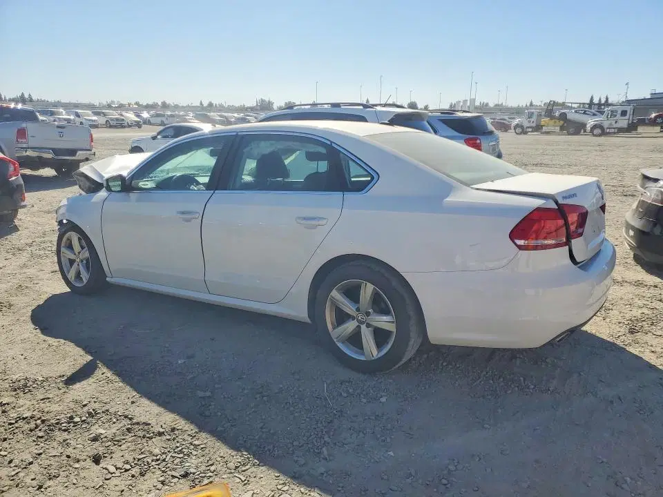 2015 Volkswagen Passat VIN 1VWBV7A32FC040855 фото 2