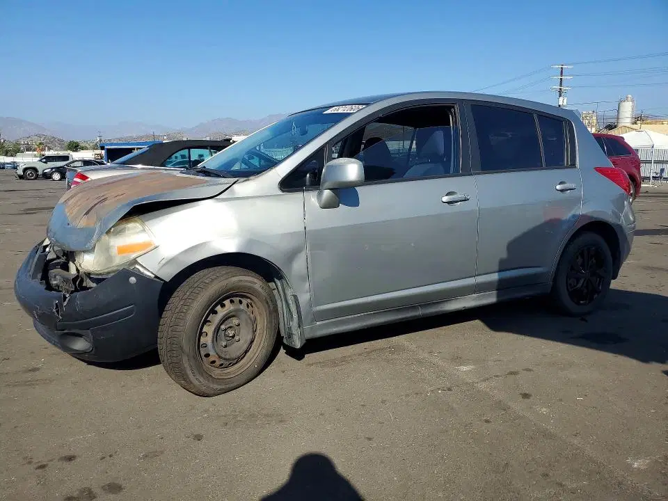 3N1BC13E78L390240 — 2008 Nissan Versa, Передняя часть (Front End), фото до ремонта