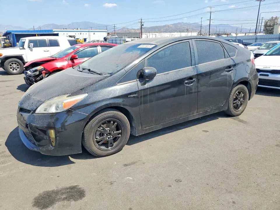 JTDKN3DU5F0482823 — 2015 Toyota Prius, Боковая часть (Side), фото до ремонта