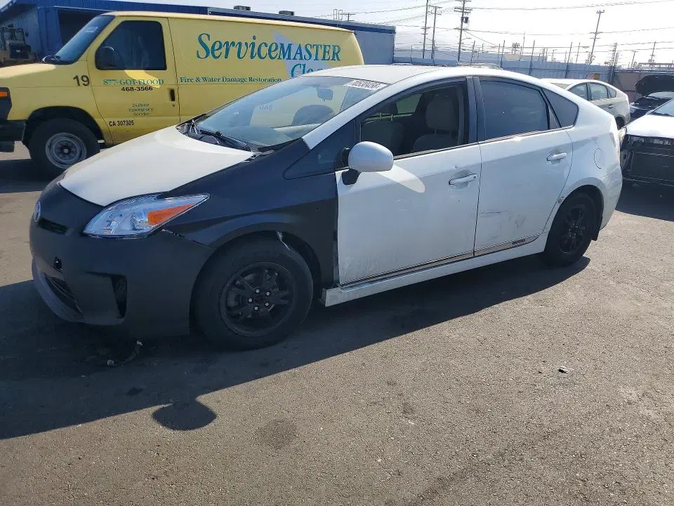 JTDKN3DU3E1778755 — 2014 Toyota Prius, Передняя часть (Front End), фото до ремонта